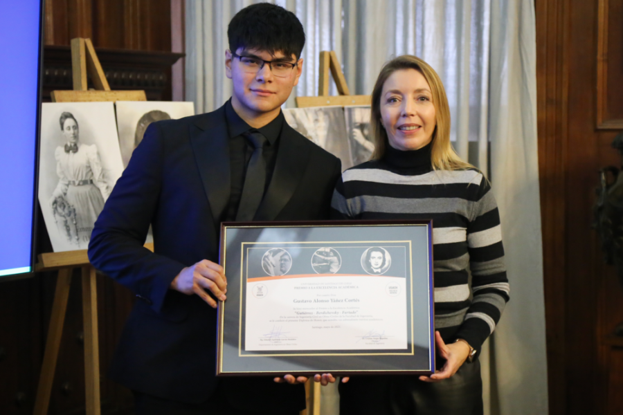 Gustavo Yáñez Cortés, estudiante de Ingeniería Civil en Obras Civiles, recibió el Premio a la Excelencia Académica que, en su trigésima versión, de manos de la Vicedecana Andrea Mahn