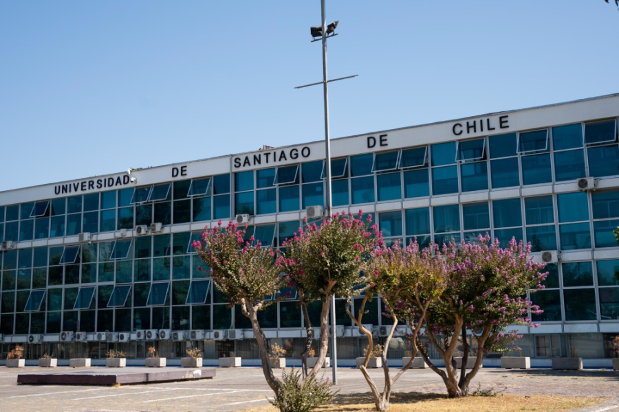 Frontis de la Casa Central de la Universidad de Santiago de Chile. 