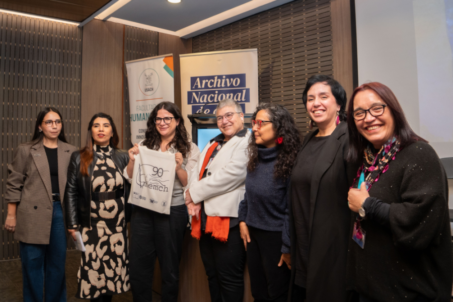 Decana de la Facultad de Humanidades posa junto a integrantes del Movimiento Pro Emancipación de las Mujeres de Chile  (Memch) en el auditorio del edificio REMS