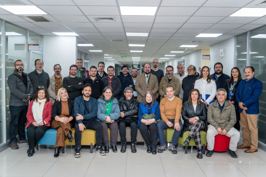 En la fotografía aparecen las directoras y directores de departamentos académicos  que participaron de la actividad, quienes miran de frente a la cámara.