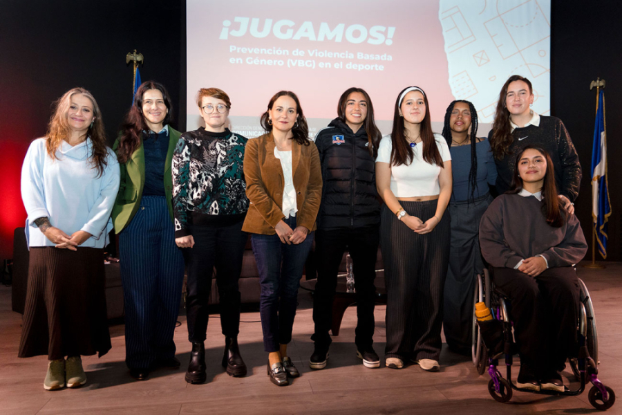 Autoridades de las diferentes unidades y organizaciones que organizaron la actividad, posan en el escenario del Auditorio FAE-USACH