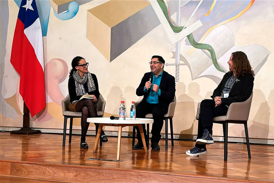 En la fotografía aparece la académica Usach Carla Rivera, quien participó en un mesa de conversación en el 11.º Congreso de Bibliotecas Universitarias y Especializadas