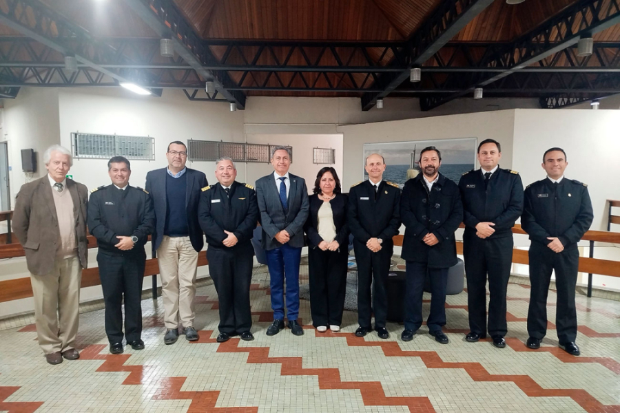 Autoridades Usach y de la Armada de Chile posan en la fotografía