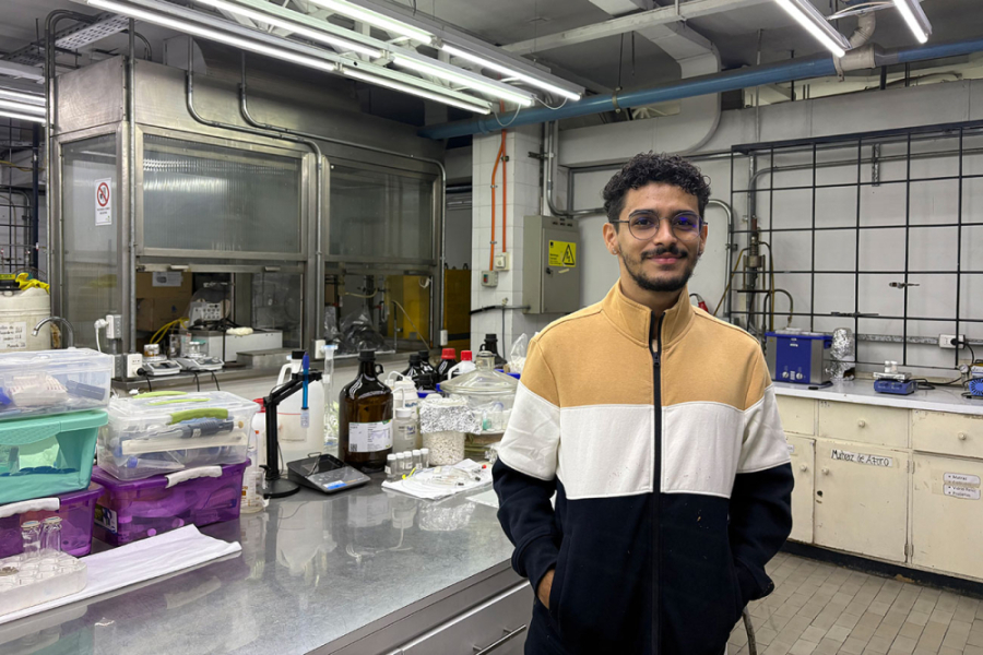 Danilo Átila, estudiante de Maestría en Ciencia y Tecnología de Alimentos de la Universidad Federal de Goiás, posa a la cámara. En el fondo se aprecia el laboratorio en el que trabaja