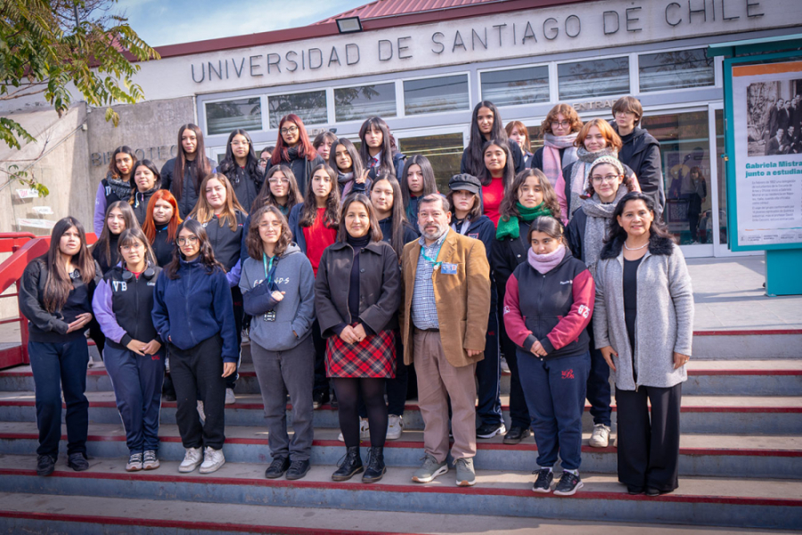 estudiantes en el frontis de la Biblioteca Central
