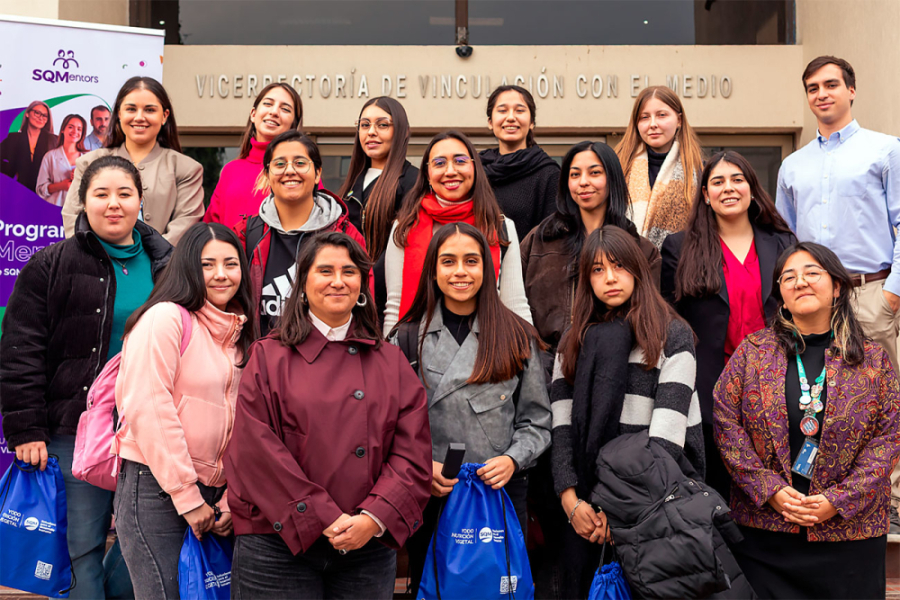 estudiantes mujeres de carreras STEM en la fachada del edificio de la Vicerrectoría de Vinculación con el Medio Usach