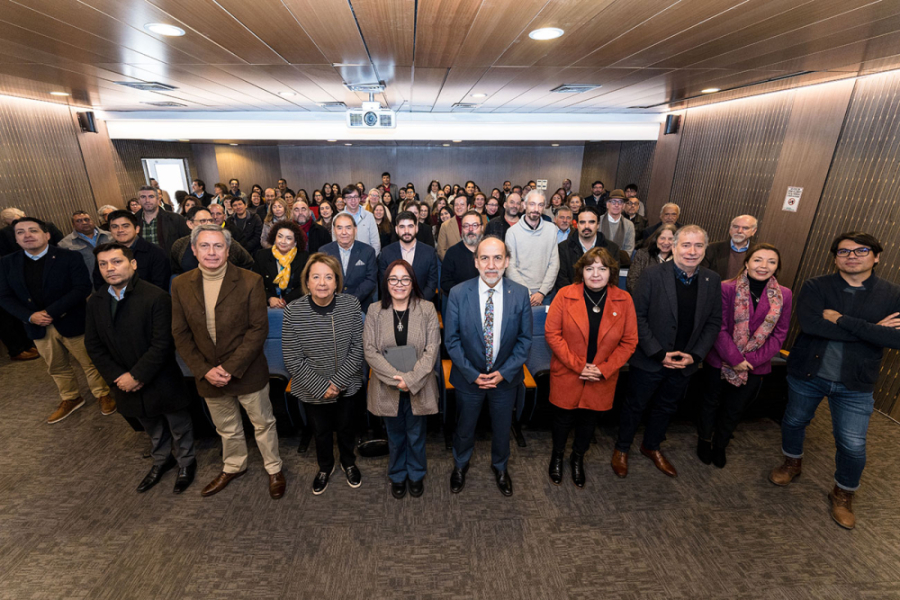 Rector Vidal, decana Moyano, autoridades, funcionariado y estudiantes de la comunidad universitaria de la FAHU, posan para foto grupal en edificio REMS