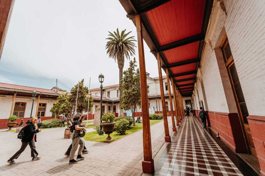 Estudiantes Usach cruzan patio de la Escuela de artes y Oficios
