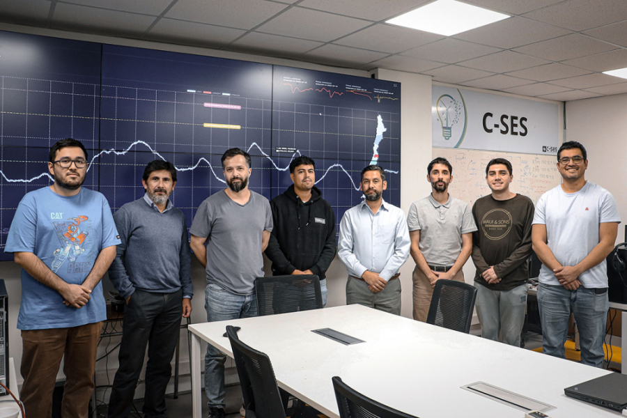 En la fotografía aparece el equipo del Dr. Héctor Chávez, del Departamento de Ingeniería Eléctrica de la Usach, quien lidera un proyecto Fondecyt Regular, que busca fortalecer la seguridad del sistema eléctrico frente a los desafíos del cambio climático, mediante simulaciones más rápidas que el tiempo real.