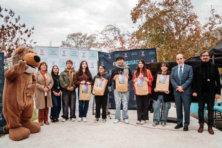 Rector y autoridades Usach posan junto a estudiantes que recibieron su TNE y regalo 2025