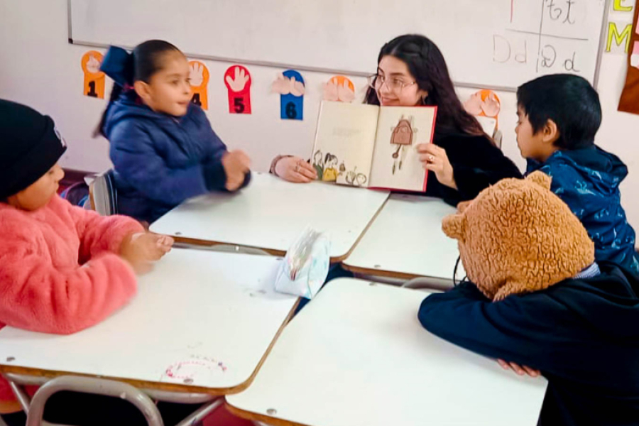 Estudiantes de enseñanza básica de la localidad de las Las Cabras participan en aula del proyecto de mediación literaria. En la imagen aparecen 5 niño participando de la actividad en la mesa de una sala de clases.s