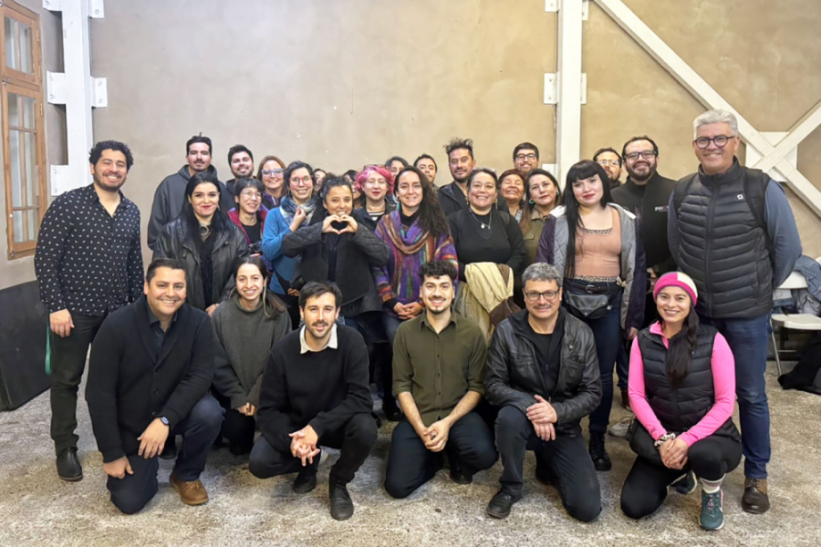 Integrantes del equipo Dirección de Innovación y Emprendimiento, posan junto a vecinos del barrio Yungay, que participaron de jornada de un networking y reflexión sobre modelos de negocio circulares con impacto territorial.
