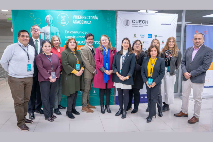 En la fotografía aparecen autoridades del Cuech y vicerrectoras y vicerrectores de las universidades estatales de Chile. De fondo, se ve un pendón de la Vicerrectoría Académica Usach y del Cuech.