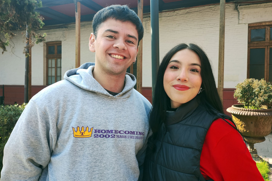 Andrea Arias, estudiante de Ingeniería en Obras Civiles y Vicente Astudillo, estudiante de Ingeniería Civil en Ambiente, posan a la fotografía en el patio de la Escuela de Artes y Oficios