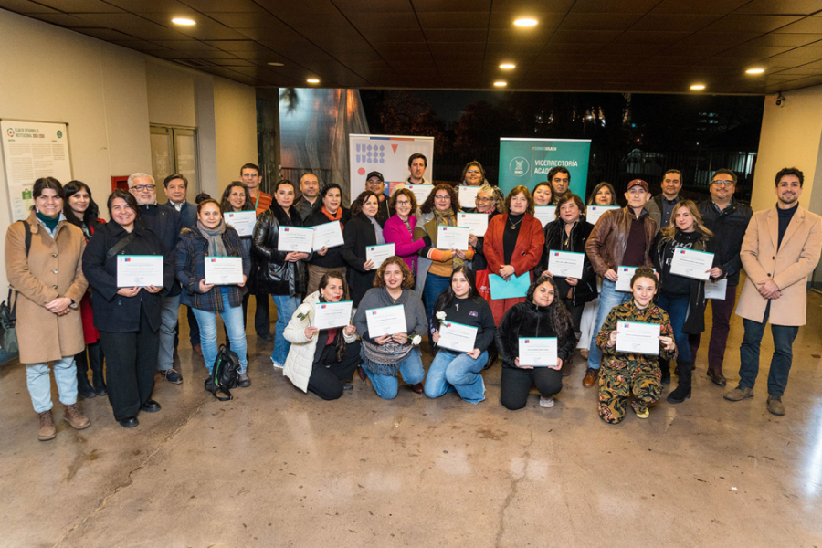 Vicerrectora Académica posa junto a dirigentes sociales que participaron del curso. en las afueras del Edificio REMS