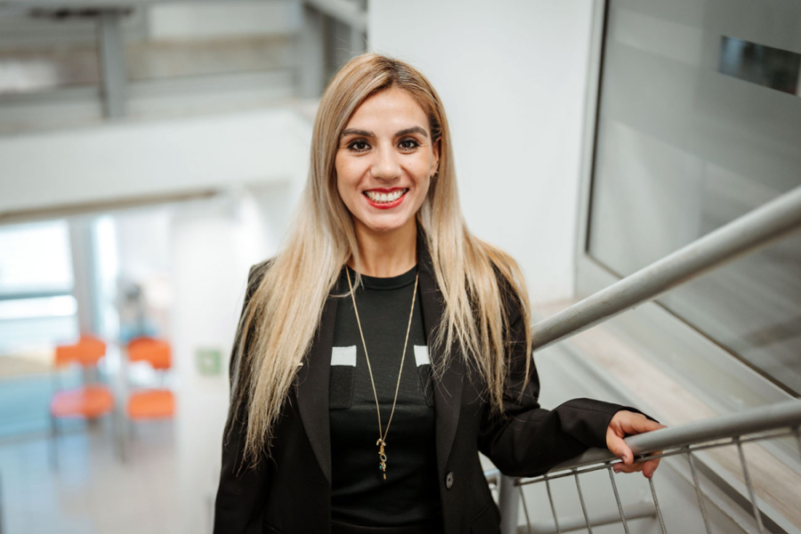 Macarena Carrasco, jefa del Departamento de Bienestar del Personal, posa en la escalera del edificio que acoge a dicho departamento.