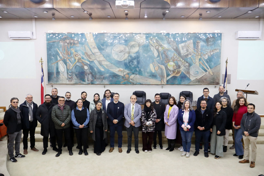 Rector Vidal ´posa con diversos académicos de las Escuelas de Diseño de Universidades chilenas en el Salón de honor Usach. De fondo el cuadro del pintor surrealista Roberto Matta. 