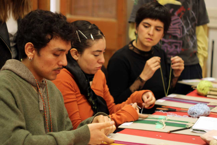 Partipantes del taller del colectivo Pedacito de Verdad. En la fotografía apares dos jóvenes y una mujer trabajando  lana con sus manos.