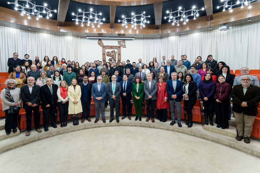 Recrot Vidal posa junto a altas autoridades y parte de la comunidad usachina en el Salón de Honor de la Corporación