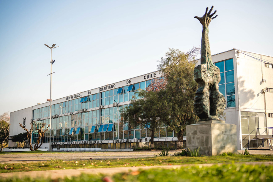 Frontis de la Rectoría de la Universidad de Santiago de Chile. En el costado derecho de la fotografía aparece el monumento a Víctor Jara, en la una guitarra representa a un brazo y una mano abierta señalando el cielo