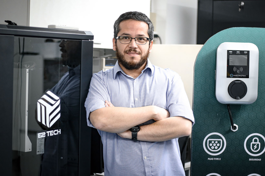 Dr. Enrique Espina, investigador de la Usach, lidera un proyecto Fondecyt Regular que busca integrar microrredes híbridas en el sistema eléctrico nacional, mediante estrategias de control avanzadas. El académico posa en su laboratorio.