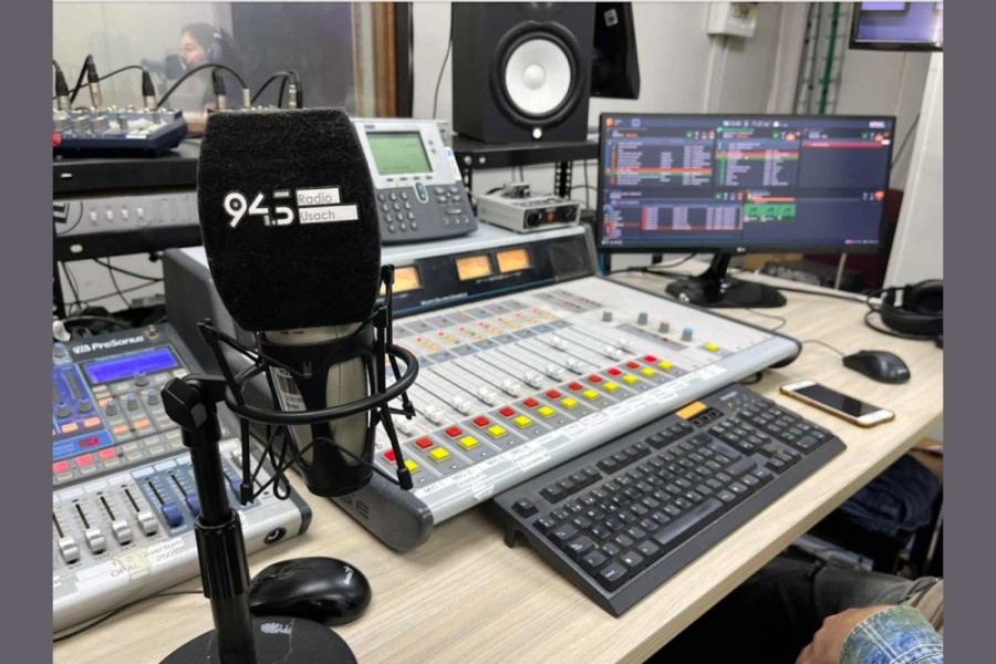 En la imagen aparece una mesa de audio y el micrófono de Radio Usach