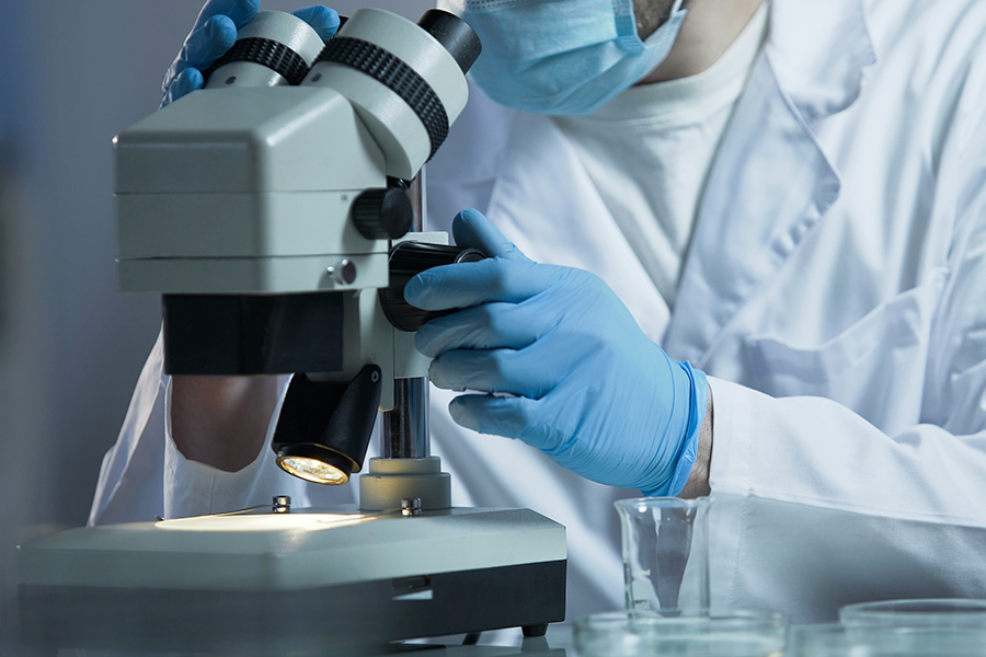 Científico trabajando en laboratorio