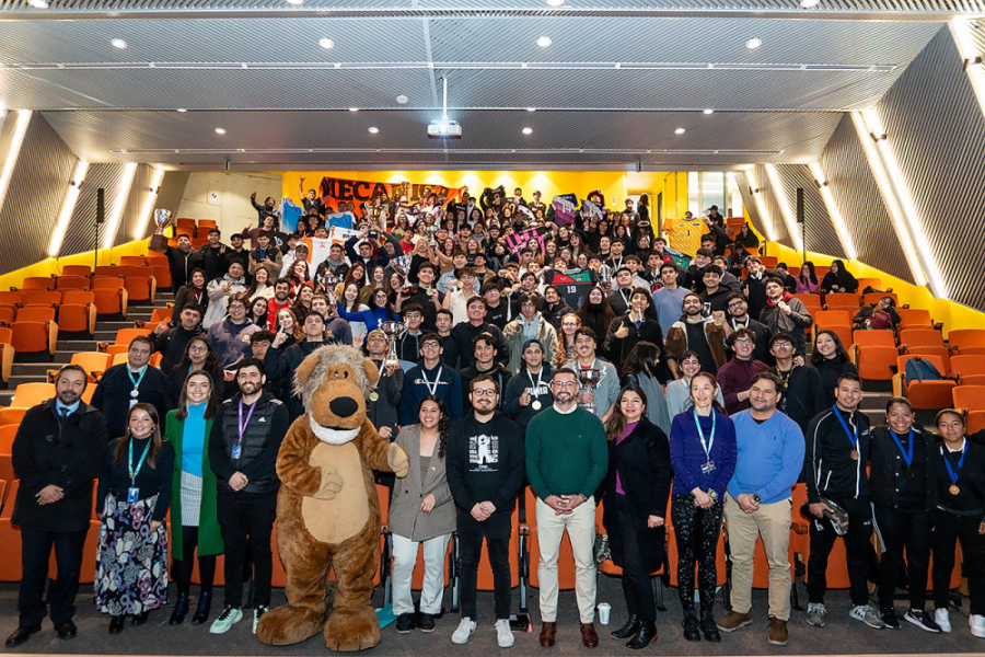 En la fotografía aparece el equipo VRAE junto a estudiantes ganadores de la Copa 176 años Usach, en el Auditorio FAE