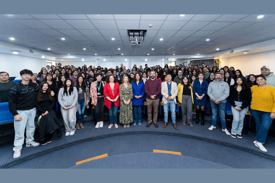 Estudiantes y académicos del programa Usach-Technovation Girls posan a la cámara en el auditorio del Departamento de Ingeniería Industrial Usachl 