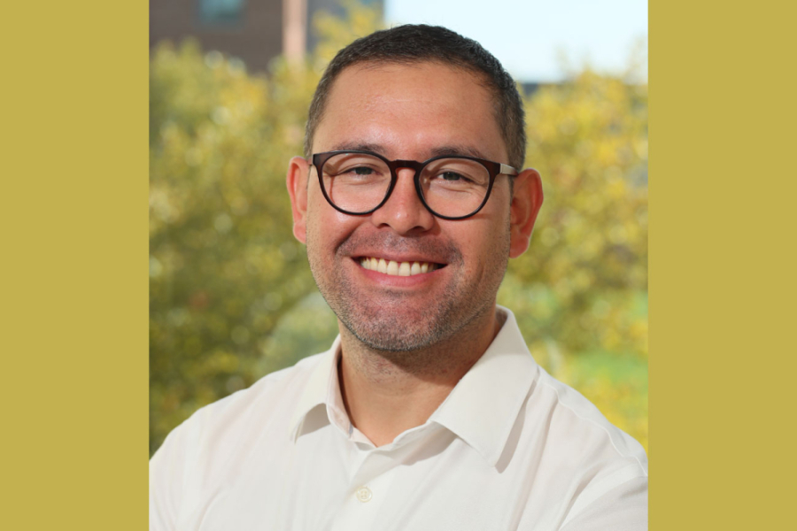 Retrato del académico sonriendo