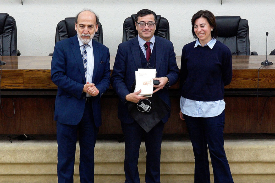En la fotografía aparece el Rector Usach, Dr. Rodrigo Vidal Rojas, Andrés Pumarino, abogado y académico chileno, especialista en tecnología y la Dra. Carolina Bonacic Castro,  directora Estratégica Informática