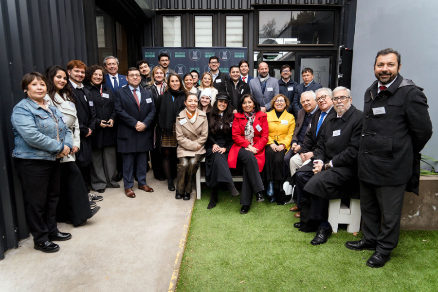 Decano de Ingeniería, autoridades de la unidad académica y las y los integrantes del centro posan a la cámara en la fachada del laboratorio