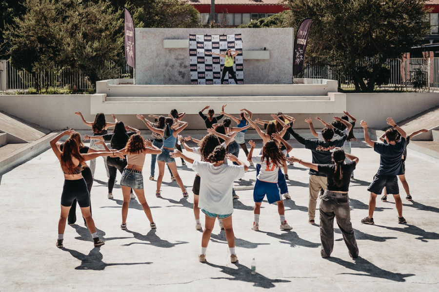 Personas bailando en foro griego