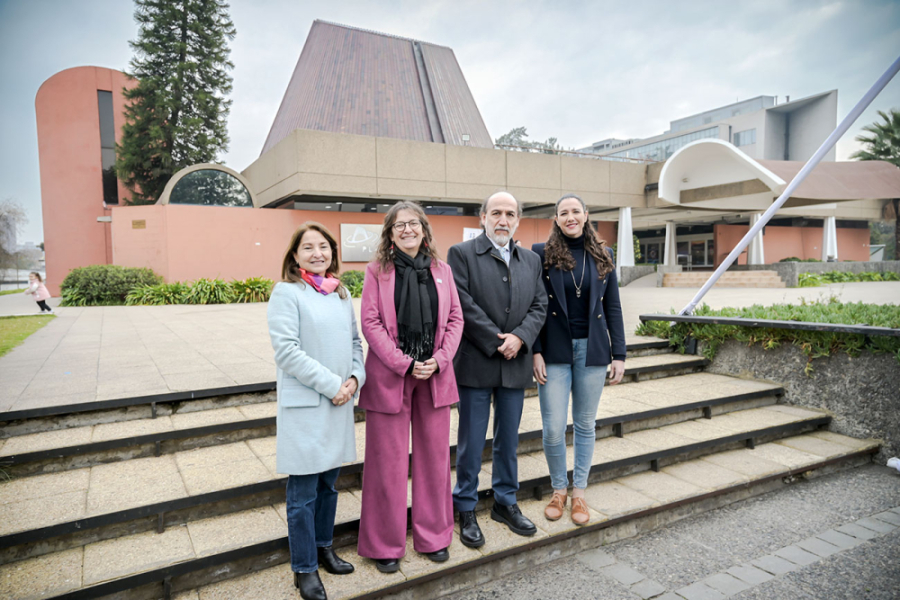 Autoridades en el frontis del planetario