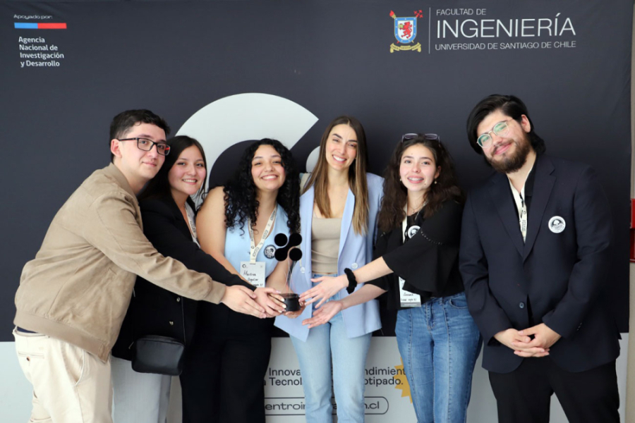 En la fotografía aparecen las y los integrantes del proyecto. 4 mujeres y dos hombres, estudiantes de la Facultad de Ingeniería Usach