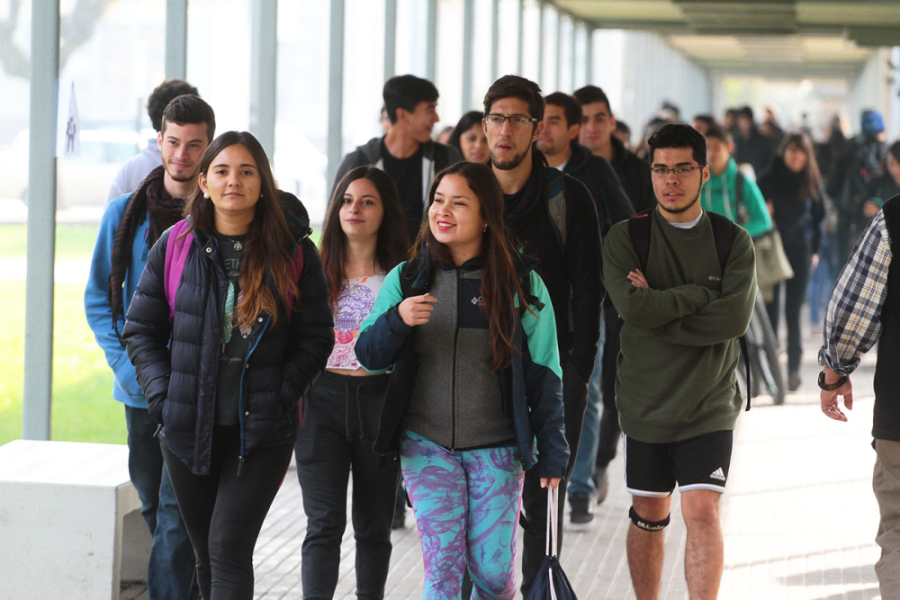 Estudiantes Usach caminan por pasillos cerca de Rectoría
