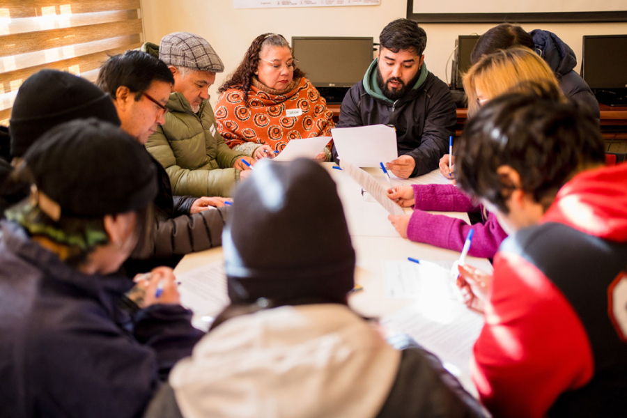 Personas en mesa de trabajo 