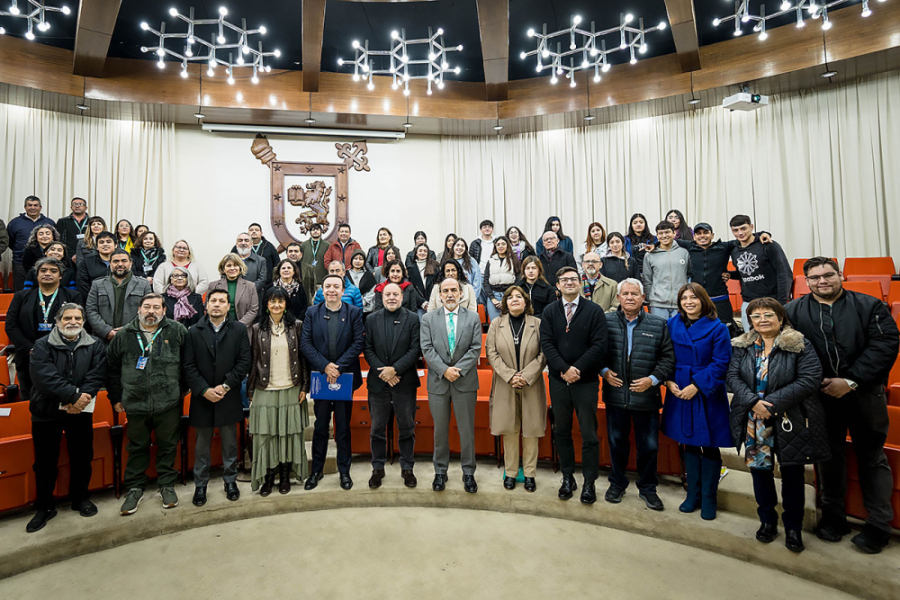 Rector, autoridades académicas y estudiantes Usach posan en la fotografía en el Salón de Honor de la Corporación