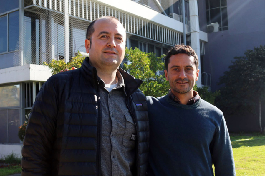 En la fotografía aparecen Fernando Carranza, doctorando en Antropología en la Universidad de Tulane y el Dr. Javier Echeverría. De fondo, la fachada de la Facultad de Química y Biología