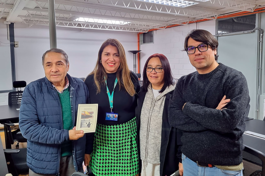 En la fotografía aparece el autor del libro, la jefa de la Biblioteca FAHU, la decana Dra. Cristina Moyano y el vicedecano de Investigación y Postgrado. De fondo, el interior de la Biblioteca Fahu