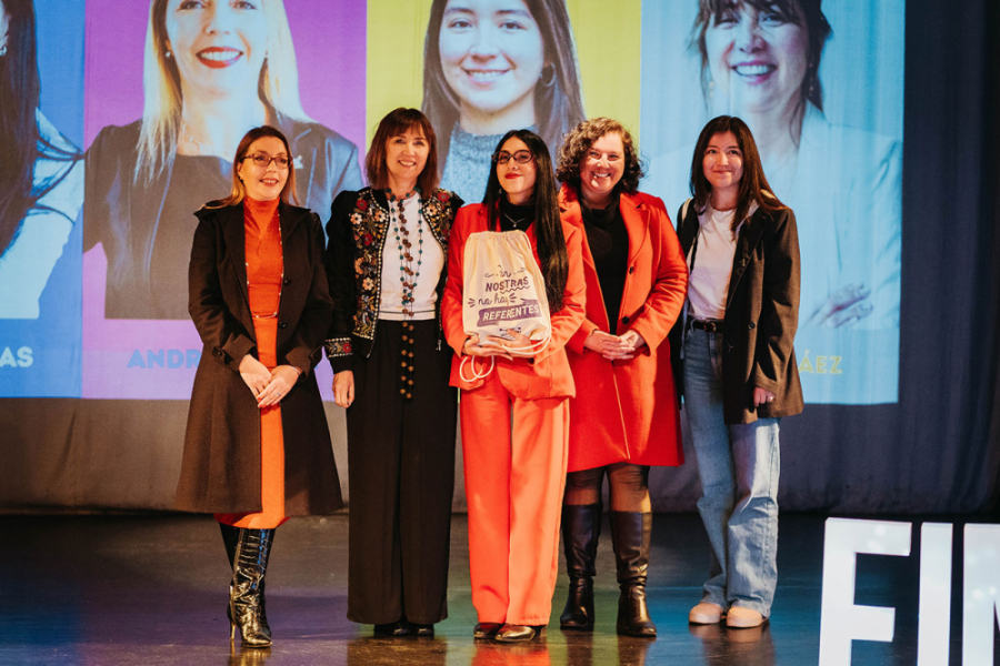 Imagen de las ingenieras sobre el escenario