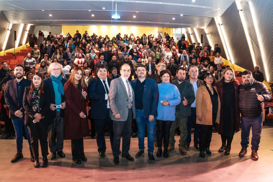 Rector Usach, Alcalde de Estación Central y autoridades comunales y universitarias posan en el escenario del Auditorio FAE, lugar donde se presentó el nuevo Plan Regulador de la comuna.
