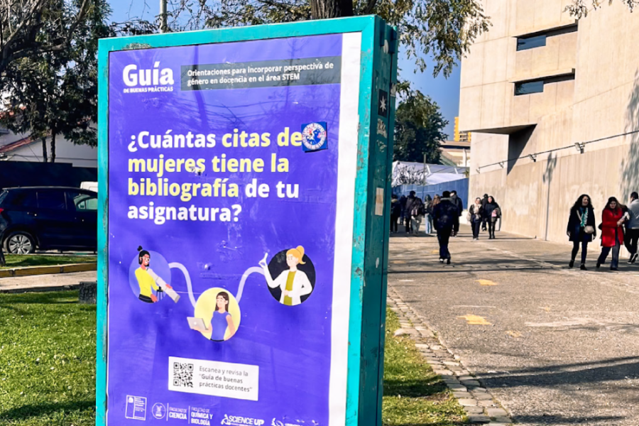 Afiche de la Guía en una paleta de metal de color calipso. De fondo, estudiantes avanzan por el frontis y costado del edificio REMS