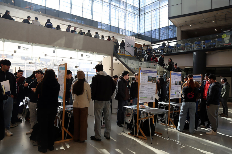 Estudiantes aprenden en los diferentes stand de la Feria instalada en el hall central del nuevo edificio de Ingeniería.
