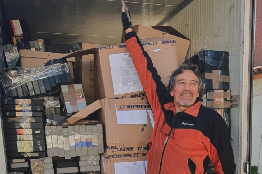 Documentalista Pablo Salas apunta un camión 3/4 apuntando las más de 2000 cintas que entregó al Archivo Patrimonial Usach. Pablo Salas, lleva puesta una parca en que su parte alta es negra y la parte inferior es anaranjado. 