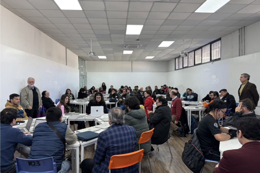 Fotografía en la que aparecen los asistente al taller en una sala blanca,