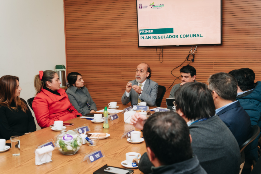 Rector Usach dialoga con el alcalde de Estación Central y los integrantes del Consejo de Regeneración Urbana de la comuna en su primera sesión. La Autoridad Usach apafece en la cabecera junto al edil en la sala de reuniones del municipio.