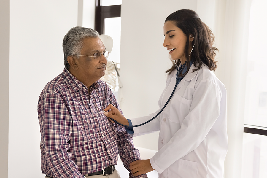 Adulto mayor y doctora