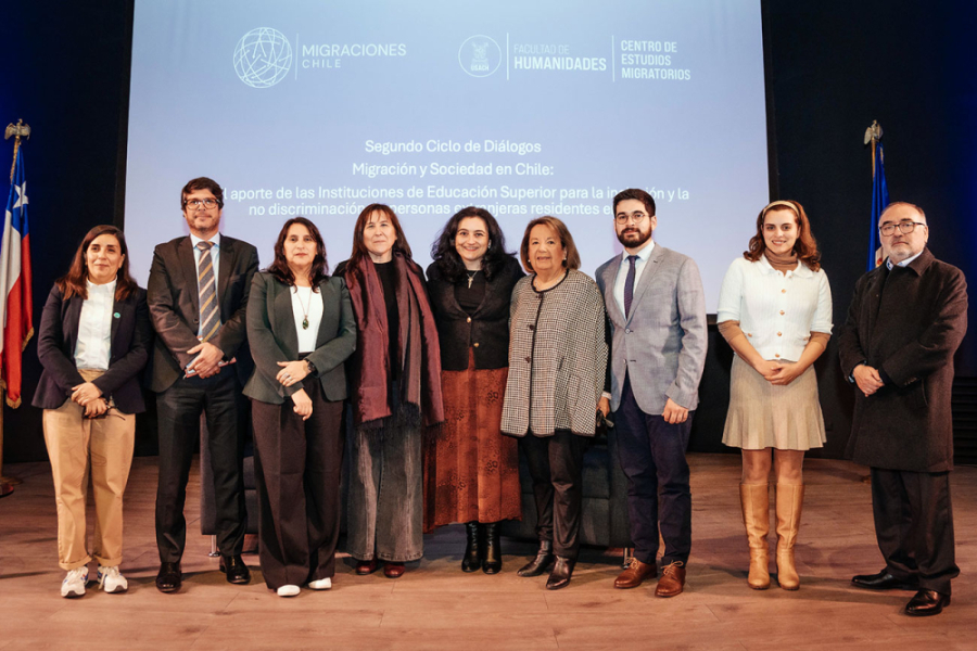Autoridades del CEM y del Serming posan a la fotografía desde el escenario central de la actividad
