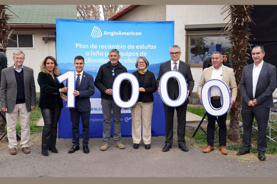 Ejecutivos de angloamerican, ex ministro Marcel y académico Usach aparecen en la fotografía portando la cifra 1000 entre sus manos. De fondo, un pendón de la actividad.